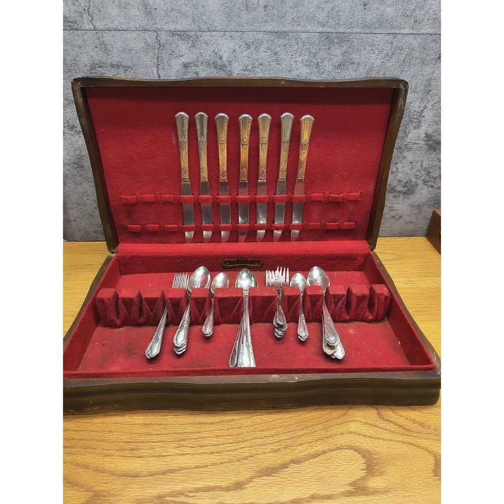 Oneida Ltd. 39 Pieces WM. A. Rogers A1‎ Plus Silver Plate Flatware Set with Case
